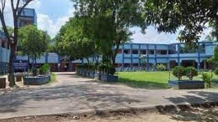 সামসি কলেজে ভাঙচুর