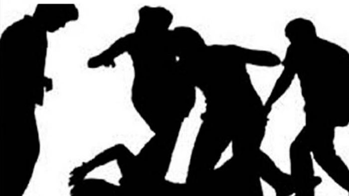 বিয়ের দাবিতে বিবাহিত প্রেমিকের বাড়িতে বিবাহিতা প্রেমিকা, মার খেয়ে ঠাঁই হাসপাতালে