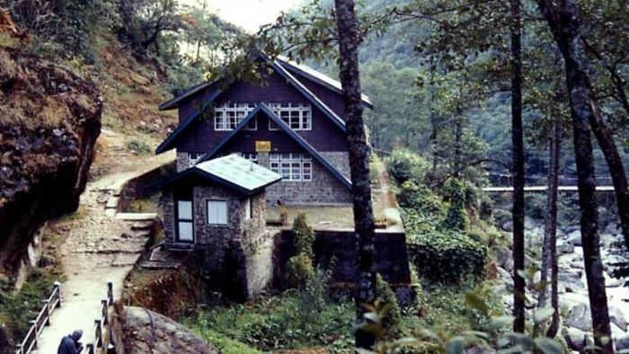 ৬৯০০ ফুট উঁচু, নেই বিদ্যুৎ-গা ছমছমে পরিবেশ; শিলিগুড়ি থেকে কীভাবে যাবেন ?