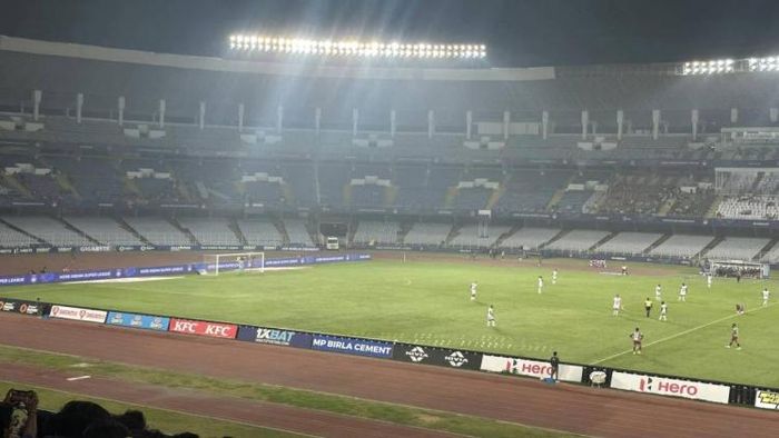 ফাঁকা যুবভারতী স্টেডিয়াম