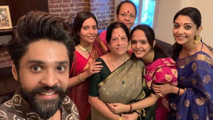 দুই মাকে নিয়ে স্বপরিবারে গৌরব চট্টোপাধ্যায় ছবি সৌজন্যে: ইনস্টাগ্রাম