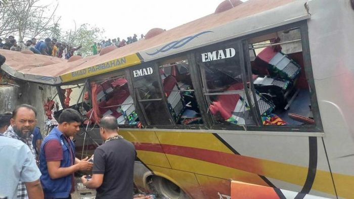 খাদে বাস পড়ে নিহত কমপক্ষে ১৬