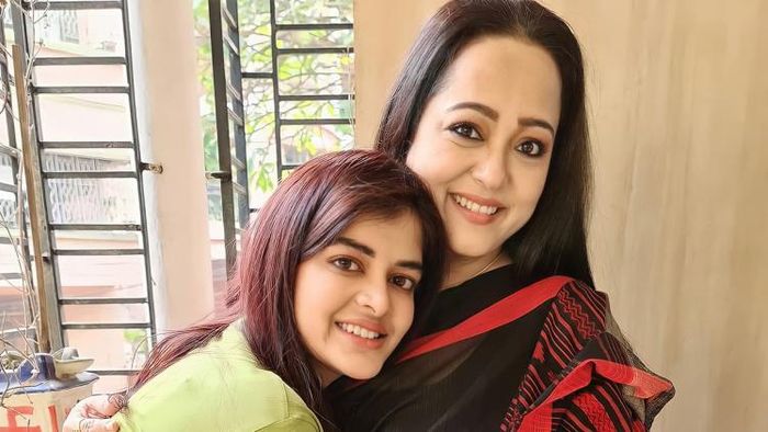 অভিনেত্রী অপরাজিতা আঢ়্য ও মধুমিতা সরকার (ছবি: ফেসবুক)