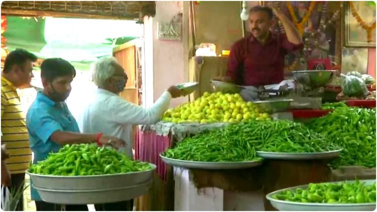 গরম বাড়তেই লাফিয়ে লাফিয়ে বাড়তে শুরু করেছে পাতিলেবুর দাম। এক মাসে দাম বাড়ল প্রায় ৫০%!