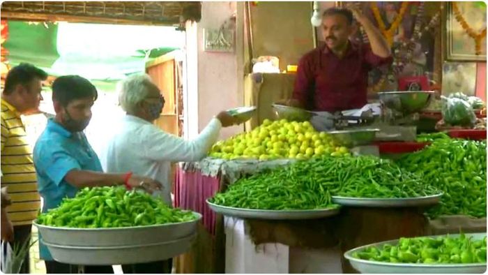 গরম বাড়তেই লাফিয়ে লাফিয়ে বাড়তে শুরু করেছে পাতিলেবুর দাম। এক মাসে দাম বাড়ল প্রায় ৫০%!