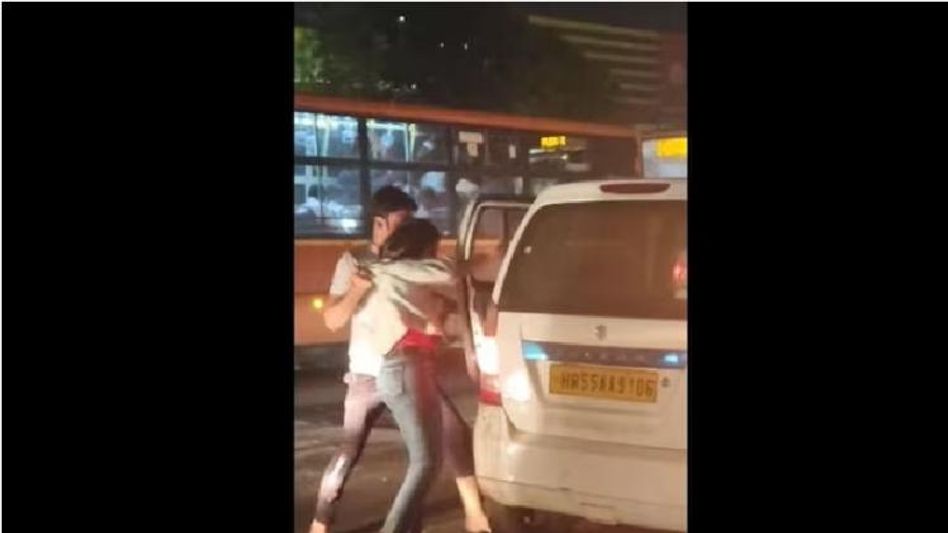 দিল্লিতে মহিলাকে জোর করে তোলা হল ট্যাক্সিতে, চাঞ্চল্যকর VIDEO VIRAL দিল্লিতে মহিলাকে জোর করে তোলা হল ট্যাক্সিতে, চাঞ্চল্যকর VIDEO VIRAL
