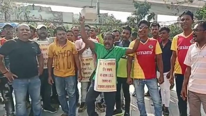 ইস্টবেঙ্গল সমর্থকদের বিক্ষোভ