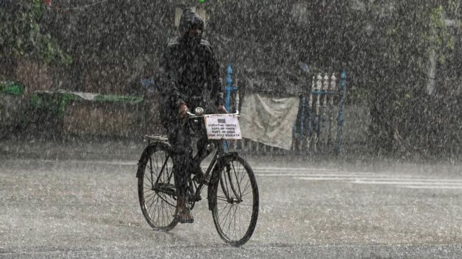 বৃষ্টিতে তোলপাড়, ঝমঝমিয়ে নামছে; কালবৈশাখী-শিলাবৃষ্টির সম্ভাবনাও বৃষ্টিতে তোলপাড়, ঝমঝমিয়ে নামছে; কালবৈশাখী-শিলাবৃষ্টির সম্ভাবনাও