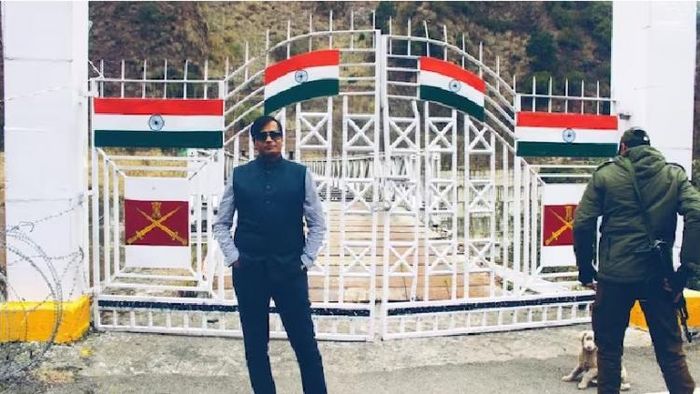 নিরাপত্তারক্ষী নিয়ে ঘুরছিলেন ওই জালিয়াত।