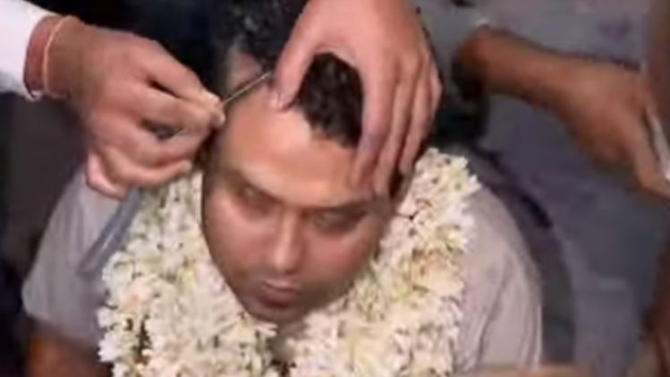 মাথা কামালেন কৌস্তুভ, মমতাকে সরানো পর্যন্ত চুল না গজানোর পণ     