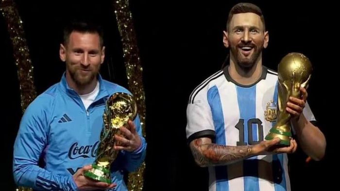 লিওনেল মেসির পাশে তাঁর মূর্তি