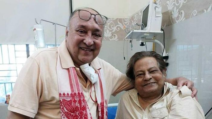 প্রভাত রায়কে হাসপাতালে দেখতে গিয়েছিলেন ভিক্টর বন্দ্যোপাধ্যায় (ছবি: ফেসবুক)