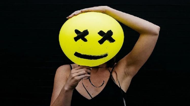 সবসময় হাসিখুশি? হতে পারেন স্মাইলিং ডিপ্রেশানের শিকার, জানুন উপসর্গ