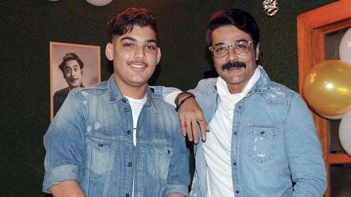 বাবা প্রসেনজিৎ চট্টোপাধ্যায়ের সঙ্গে তৃষাণজিৎ (ছবি: ফেসবুক)