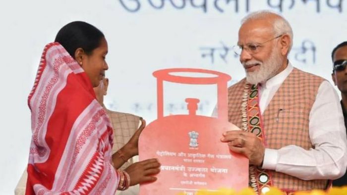 কেন্দ্রীয় কমিটি PMUY-এর সুবিধাভোগীদের প্রতি এলপিজি সিলিন্ডারে ২০০ টাকা ভর্তুকি দেওয়ার অনুমোদন দিয়েছে।