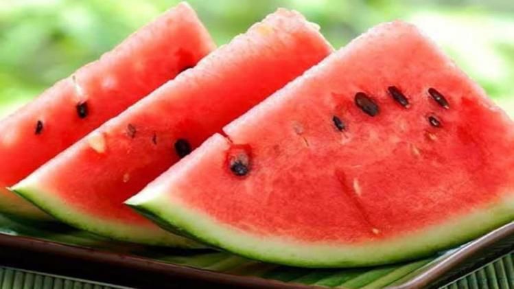তরমুজ লাল না ফ্যাকাসে, মিষ্টি না পানসে, কাটার আগে যেভাবে বুঝবেন 