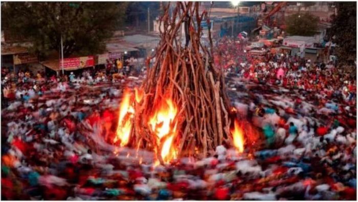 হোলিকা দহনের ছাই নিয়ে আসুন ঘরে, সারা বছর আসবে টাকা-সমৃদ্ধি