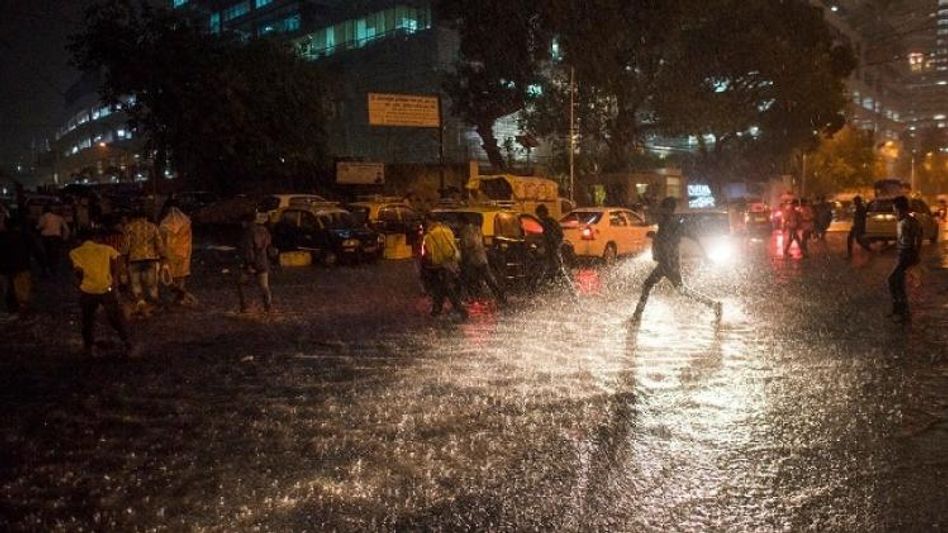 কলকাতা সহ দক্ষিণবঙ্গের একাধিক জেলায় প্রবল বৃষ্টি শুরু, সঙ্গে ঝড়ের দাপট কলকাতা সহ দক্ষিণবঙ্গের একাধিক জেলায় প্রবল বৃষ্টি শুরু, সঙ্গে ঝড়ের দাপট