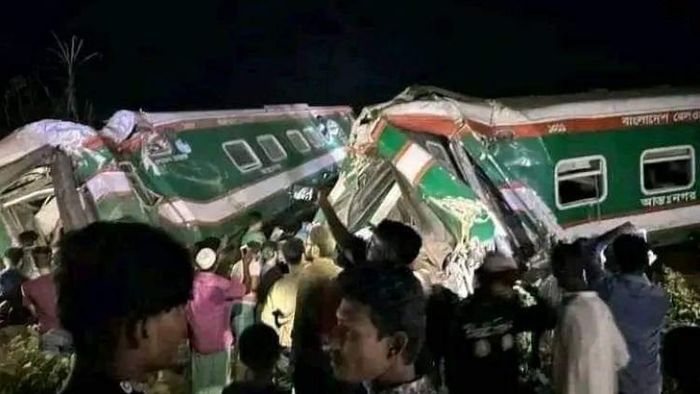 বাংলাদেশের কুমিল্লার নাঙ্গলকোটের একটি রেল স্টেশনে দুটি ট্রেনের সংঘর্ষ ঘটেছে