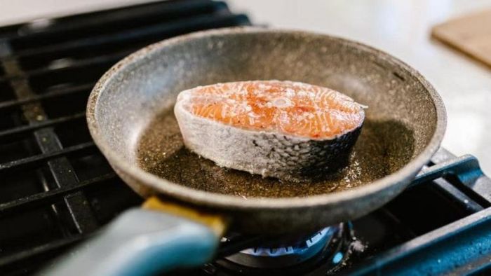 মাছ ভাজার সময় মেনে চলুন এই উপায়