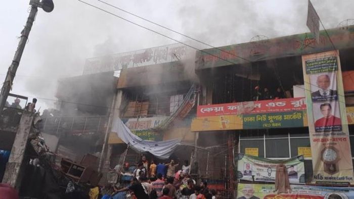 ঢাকার নিউ সুপার মার্কেটে ভয়াবহ অগ্নিকাণ্ড