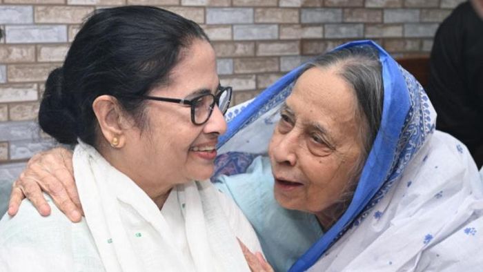 রিজওয়ানুর রহমানের বাড়িতে মমতা