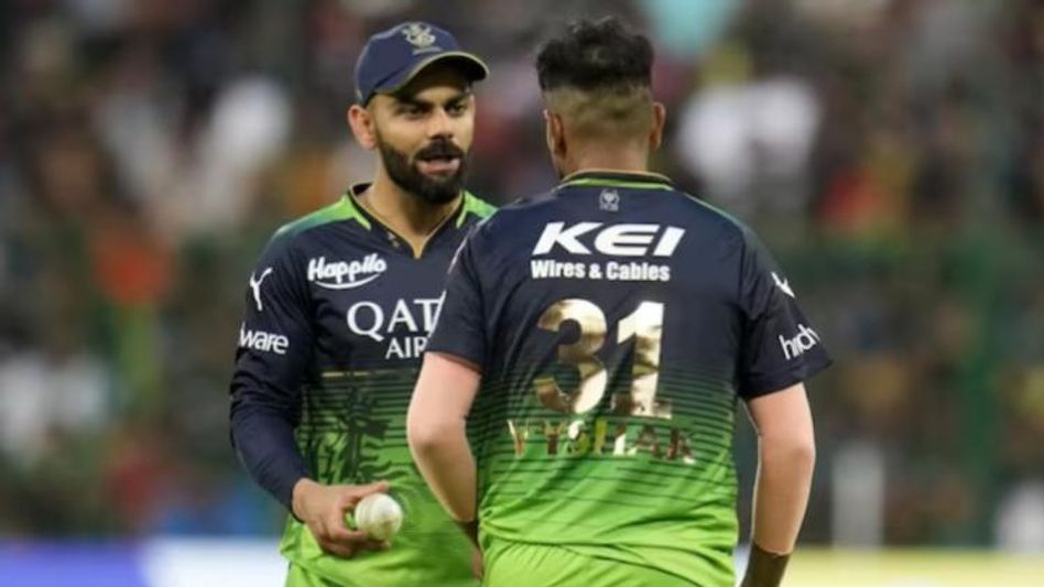 'বিরাট' ধাক্কা, কোহলিকে ২৪ লক্ষ টাকা ফাইন করল IPL, কেন? 'বিরাট' ধাক্কা, কোহলিকে ২৪ লক্ষ টাকা ফাইন করল IPL, কেন?