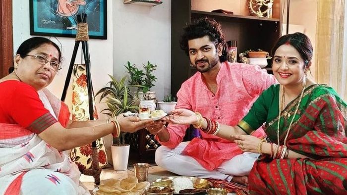 তারকা জুটি ওম সাহানি- মিমি দত্তের জামাইষষ্ঠীর ছবি (সৌজন্য ইনস্টাগ্রাম)