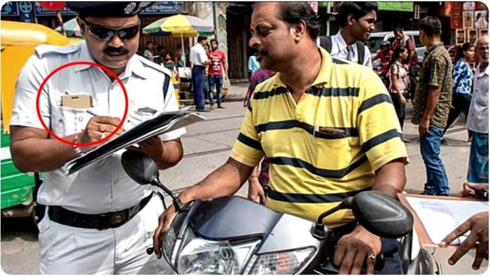 ‘ইন্ডিয়ান পুলিশ সার্ভিস ইউনিফর্ম রুলস ১৯৫৪’ অনুযায়ী, পুলিশকর্মী বা কর্তার উর্দিতে তাঁদের নাম-পদ লেখা ব্যাচ থাকাটাই দস্তুর। কিন্তু অনেক পুলিশকর্মীই এই নিয়ম মানেন না।