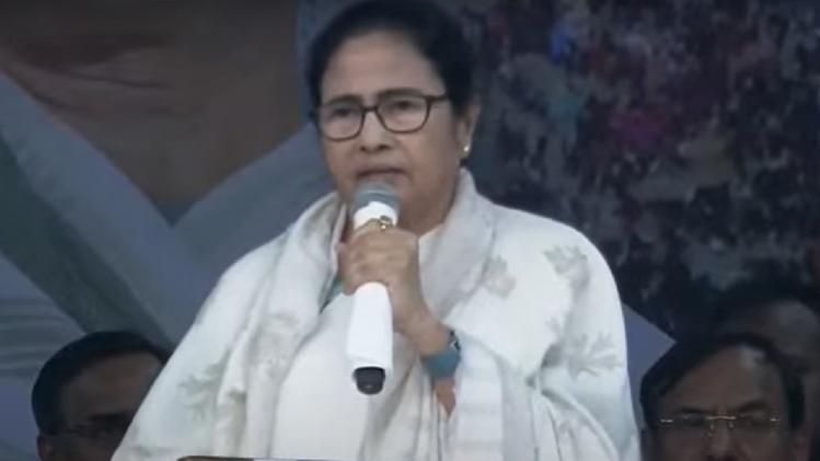 'এখনও পা ফুলে রয়েছে', খেজুরিতে যা বললেন মমতা...