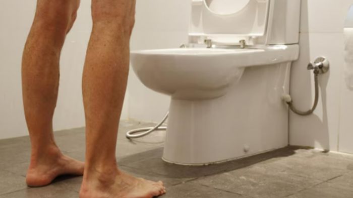 দাঁড়িয়ে না বসে, কীভাবে প্রস্রাব করা উচিত পুরুষদের?