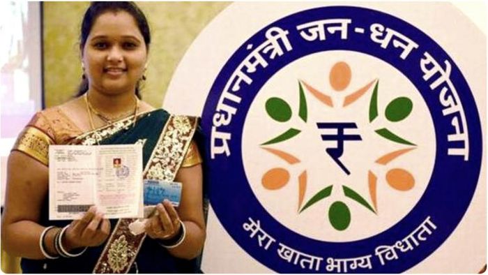 ওভারড্রাফ্ট সুবিধার অধীনে, জন ধন অ্যাকাউন্ট যাদের আছে তারা অ্যাকাউন্টে ব্যালেন্স না থাকলেও তার অ্যাকাউন্ট থেকে ১০,০০০ টাকা পর্যন্ত তুলতে পারবেন।