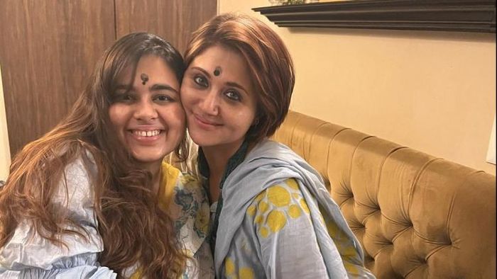 মেয়ে স্বস্তিকার সঙ্গে অন্বেষা ছবি সৌজন্যে: ইনস্টাগ্রাম