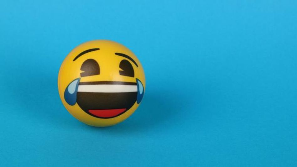 Bengali Jokes: স্ত্রীর সঙ্গে ঠাট্টা করতে গিয়ে গুগলি খেলেন স্বামী, শুনলে আপনিও হাসবেন Bengali Jokes: স্ত্রীর সঙ্গে ঠাট্টা করতে গিয়ে গুগলি খেলেন স্বামী, শুনলে আপনিও হাসবেন