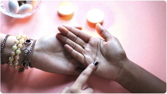 যার হাতে বিষ্ণু রেখা আছে সে খুব ভাগ্যবান, সে তার জীবনে অসামান্য বিলাসিতা, পদ-অর্থ, সম্মান সব কিছু পায়।