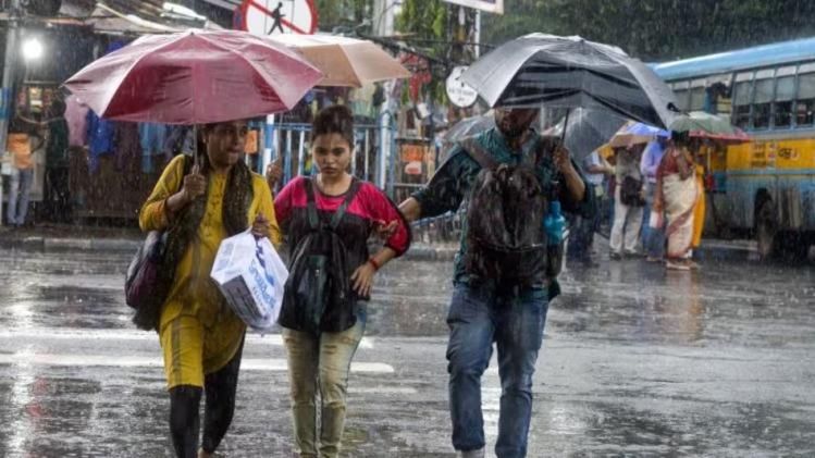 দুপুরে-সন্ধেয় ঝড়বৃষ্টির পূর্বাভাস কলকাতায়, ঘূর্ণাবর্তের ধাক্কায় ৩ ডিগ্রি কমল তাপমাত্রা! 