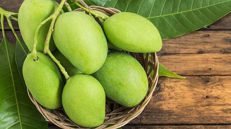 ছাতিফাটা গরমে প্রাণ বাঁচাতে সঙ্গী করুন কাঁচা আম