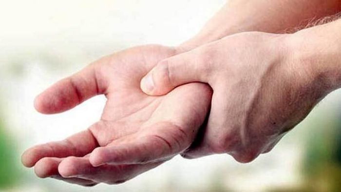 হাত চুলকোলেই টাকা আসে? সমুদ্রশাস্ত্রে কী বলছে জেনে নিন