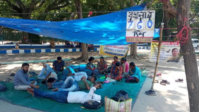 গরমে কাহিল চাকরিপ্রার্থীরা। নিজস্ব ছবি।