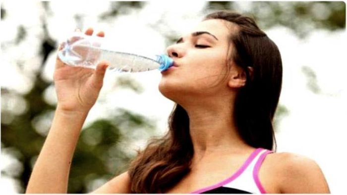 এই গরমে শুধু জল খেলেই হবে না, সুস্থ থাকতে জলের সঙ্গে খেতে হবে এটিও