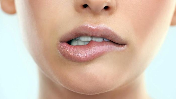 ক্রমাগত ঠোঁট কামড়ানো কী কোনও বদঅভ্যাস?