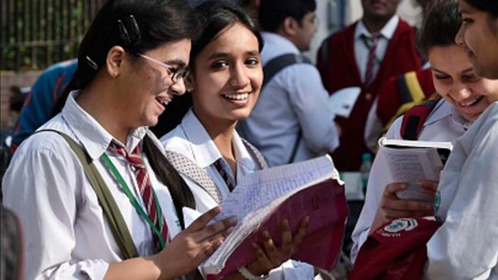 শুক্রবার, ১২ মে CBSE বোর্ডের দ্বাদশ শ্রেণির ফলাফল প্রকাশ করল সেন্ট্রাল বোর্ড অফ সেকেন্ডারি এডুকেশন।