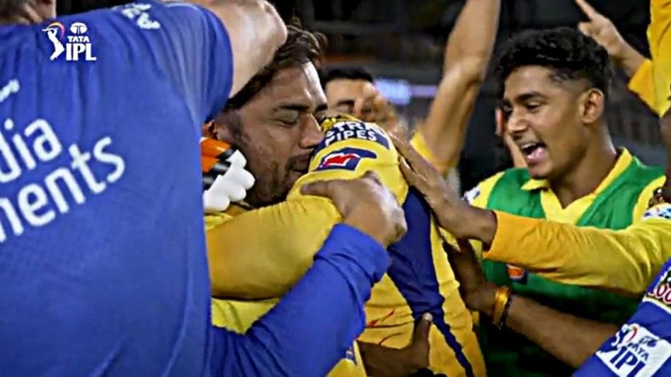ধোনির চোখে জল, কেঁদে ফেললনে মাহি ভক্তরাও, IPL ফাইনালের VIRAL VIDEO ধোনির চোখে জল, কেঁদে ফেললনে মাহি ভক্তরাও, IPL ফাইনালের VIRAL VIDEO