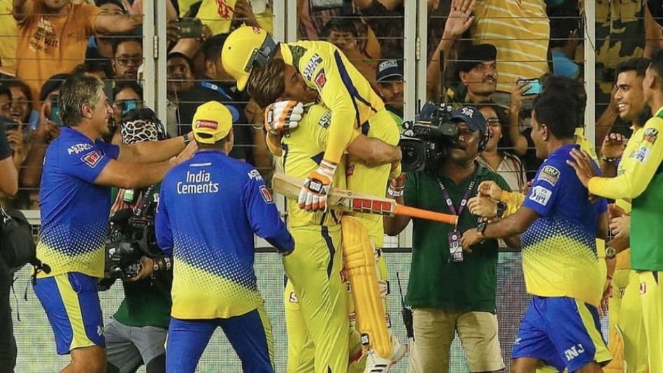 'ঝগড়া' ভুলে কোলে তুলে নিলেন, কী ঘটেছিল ধোনি-জাডেজার? 'ঝগড়া' ভুলে কোলে তুলে নিলেন, কী ঘটেছিল ধোনি-জাডেজার?