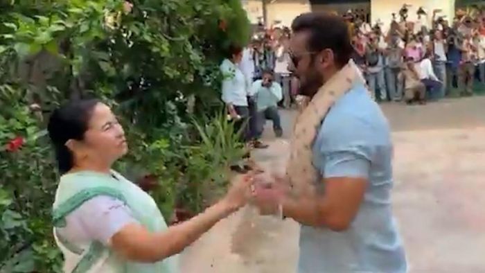 মমতা বন্দ্যোপাধ্যায়ের বাড়িতে অভিনেতা সলমন খান