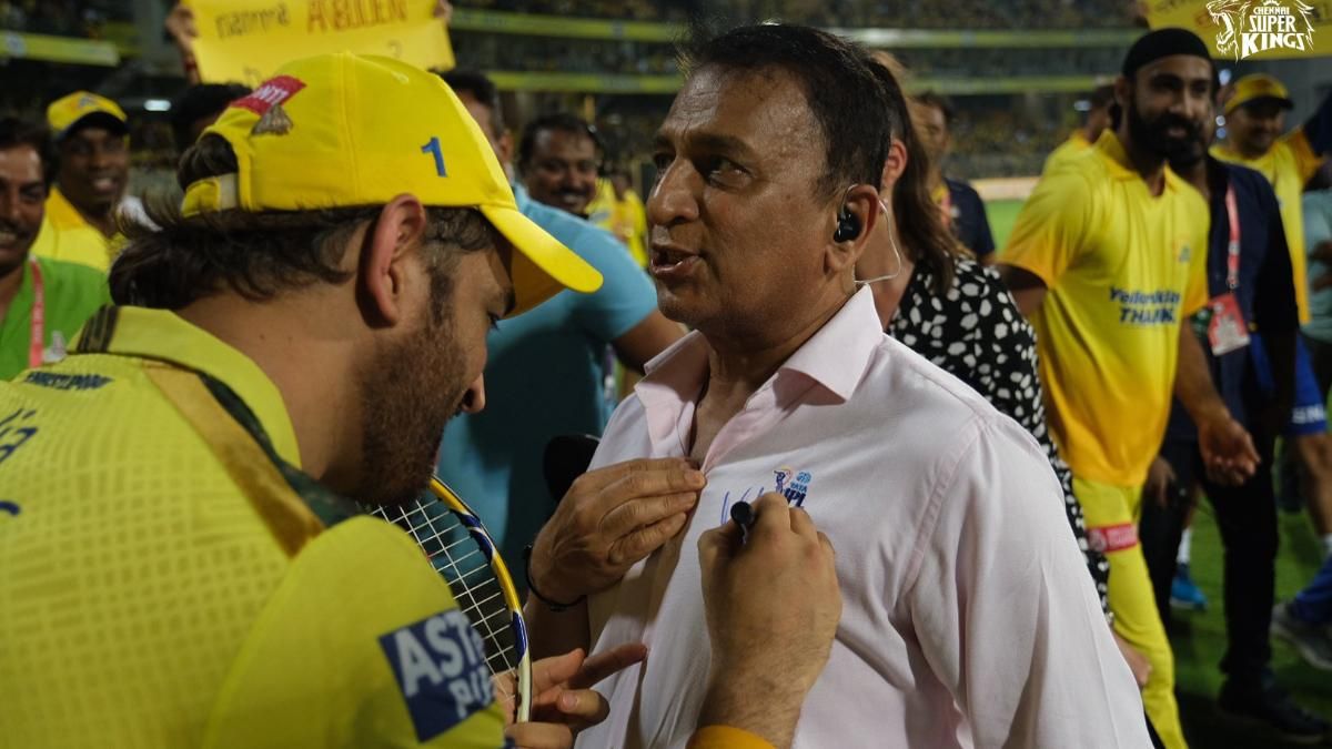 'হৃদয়ে লেখো নাম', গাভাস্কারের শার্টে অটোগ্রাফ দিলেন ধোনি; দেখুন Video
