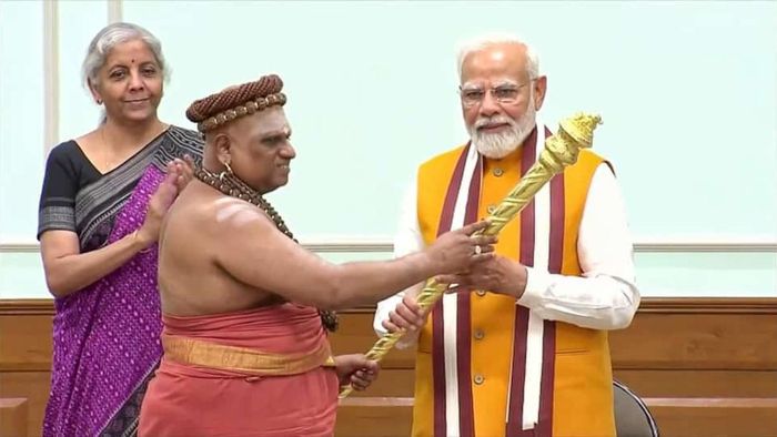 মোদীর হাতে রাজদণ্ড তুলে দিলেন মহন্ত