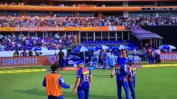 বোতল ছুড়লেন দর্শকরা