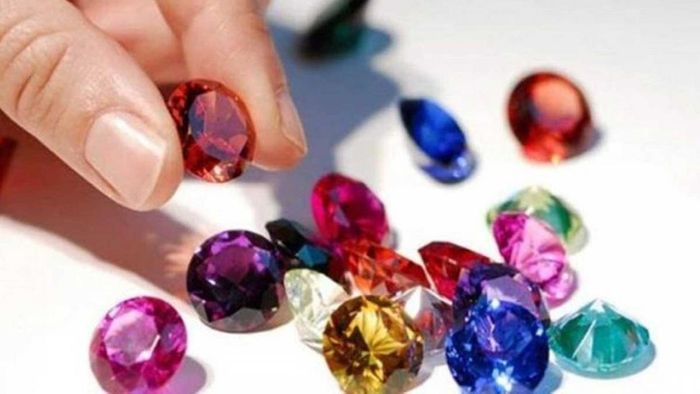 রত্নশাস্ত্রে মোট ৯টি রত্ন ও ৮৪টি উপরত্নের কথা বলা হয়েছে।