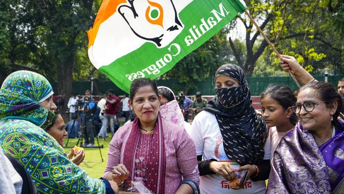 কর্ণাটক জয়ে বাংলাতেও ঢাক পিটিয়ে জয়ের উৎসব কংগ্রেসকর্মীদের